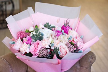 Güzel buket gül desenli ve ve Düğünçiçeği çiçek pembe kağıt ambalaj. Gül ve diğer hassas güzel çiçekler.