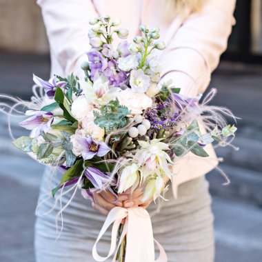Narin çiçekler ile güzel bir buket. Pembe-beyaz-mor buket. Kadın elinde gelin buketi