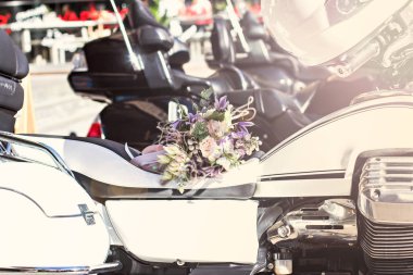 Narin çiçekler ile güzel bir buket. Pembe-beyaz-mor buket. Kadın elinde gelin buketi