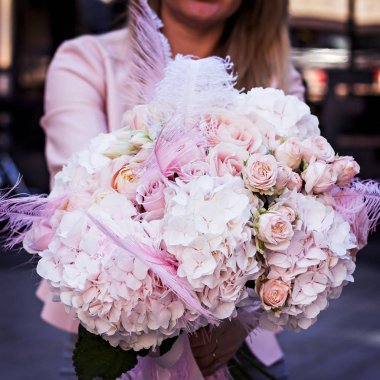 Narin çiçek - gül ve ortanca ile güzel bir buket. Pembe ve beyaz buket. Kadın elinde gelin buketi.