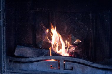 Evde rahat bir şöminede yanan odun. Burns Şöminede ateş. Kış ve Yılbaşı tatil kavramı.