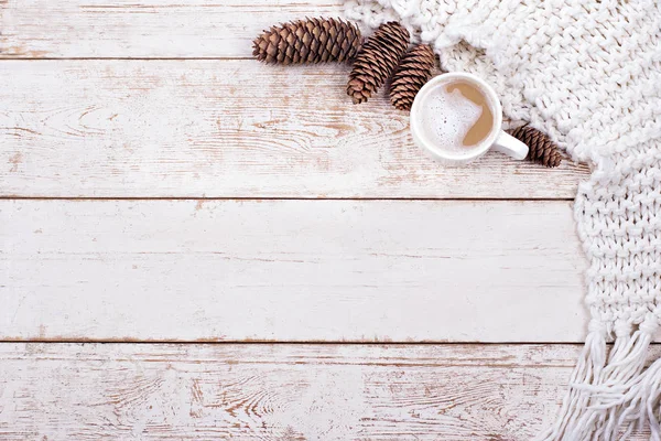 Hediye, koni, hediye, kahve, kakao. Noel, yeni yıl geçmişi. Bir kadının eli bardağı tutar. Kış, yeni yıl, Noel durgun hayat. 