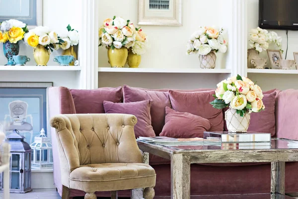 Beautiful Classic Interior Sofa Table Chair Vase Flowers — Stock Photo, Image