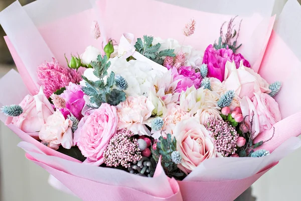 Όμορφη Ανθοδέσμη Τριαντάφυλλο Και Και Ranunculus Λουλούδι Ροζ Χαρτί Περιτυλίγματος — Φωτογραφία Αρχείου