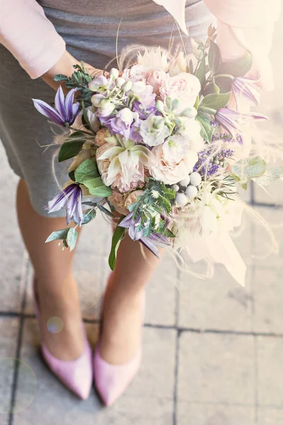 美丽的花束与精致的花朵 粉红白色紫色花束 女性手中的新娘花束 美丽的花束与精致的花朵 粉红白色紫色花束 女性手中的新娘花束 — 图库照片