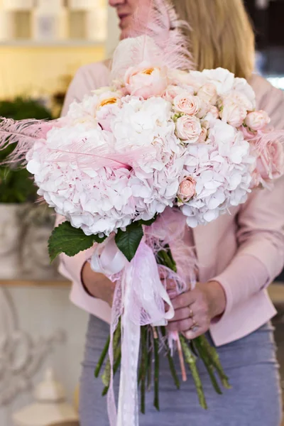 Hermoso Ramo Con Flores Delicadas Rosas Hortensias Ramo Rosa Blanco — Foto de Stock