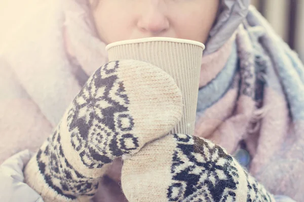 女性双手戴着白色和黑色的手套 拿着热气腾腾的一杯热咖啡可可 美酒或茶 冬季时间概念 在寒冷中晒晒霜 戴手套的妇女手拿着一个工艺纸玻璃 — 图库照片