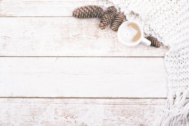 Hediye, koni, hediye, kahve, kakao. Noel, yeni yıl geçmişi. Bir kadının eli bardağı tutar. Kış, yeni yıl, Noel durgun hayat. 