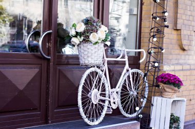 Evin, vitrinler verandada çiçek sepeti ile dekoratif Bisiklet