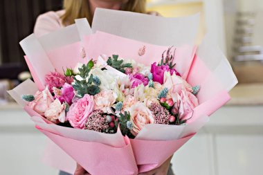 Güzel buket gül desenli ve ve Düğünçiçeği çiçek pembe kağıt ambalaj. Gül ve diğer hassas güzel çiçekler.