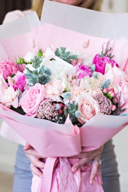 Güzel buket gül desenli ve ve Düğünçiçeği çiçek pembe kağıt ambalaj. Gül ve diğer hassas güzel çiçekler.