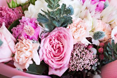 Güzel buket gül desenli ve ve Düğünçiçeği çiçek pembe kağıt ambalaj. Gül ve diğer hassas güzel çiçekler.