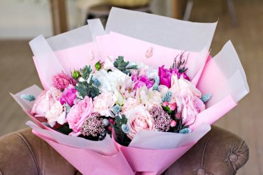 Güzel buket gül desenli ve ve Düğünçiçeği çiçek pembe kağıt ambalaj. Gül ve diğer hassas güzel çiçekler.