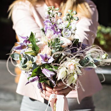 Narin çiçekler ile güzel bir buket. Pembe-beyaz-mor buket. Kadın elinde gelin buketi