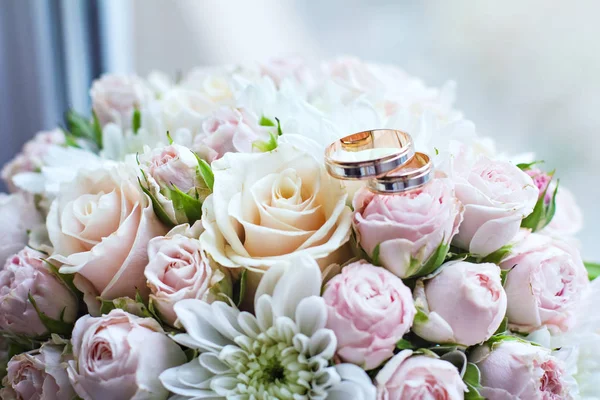 Svatební Kytice Růžemi Snubní Prsteny — Stock fotografie