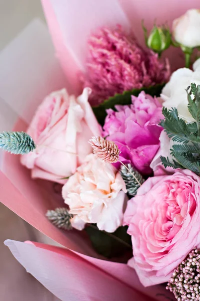 Schöner Strauß Mit Rose Und Hahnenfuß Rosa Geschenkpapier Rosen Und — Stockfoto