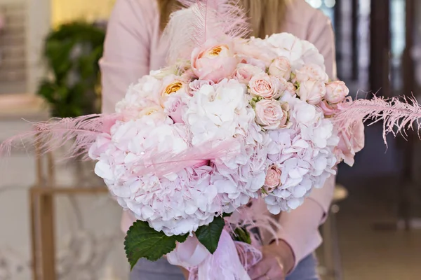美丽的花束与精致的花朵 玫瑰和绣球花 粉红色和白色的花束 女性手中的新娘花束 — 图库照片