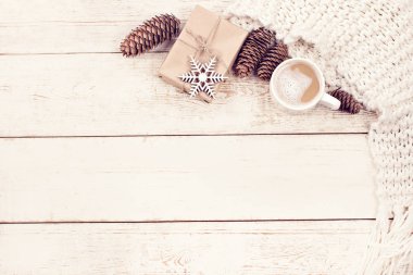 Hediye, koni, hediye, kahve, kakao. Noel, yeni yıl geçmişi. Bir kadının eli bardağı tutar. Kış, yeni yıl, Noel durgun hayat. 