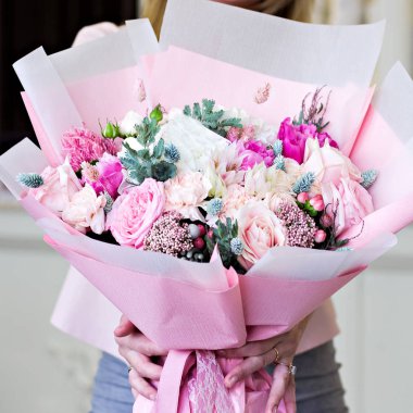 Güzel buket gül desenli ve ve Düğünçiçeği çiçek pembe kağıt ambalaj. Gül ve diğer hassas güzel çiçekler.