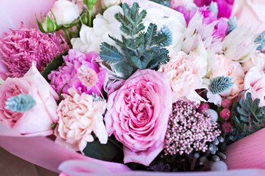 Güzel buket gül desenli ve ve Düğünçiçeği çiçek pembe kağıt ambalaj. Gül ve diğer hassas güzel çiçekler.