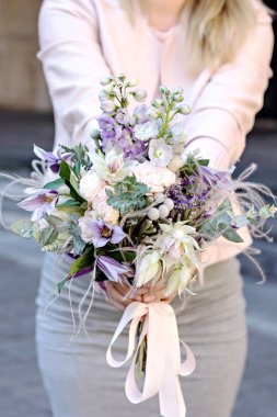 Narin çiçekler ile güzel bir buket. Pembe-beyaz-mor buket. Kadın elinde gelin buketi