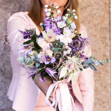 Narin çiçekler ile güzel bir buket. Pembe-beyaz-mor buket. Kadın elinde gelin buketi