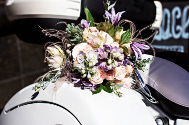 Narin çiçekler ile güzel bir buket. Pembe-beyaz-mor buket. Kadın elinde gelin buketi