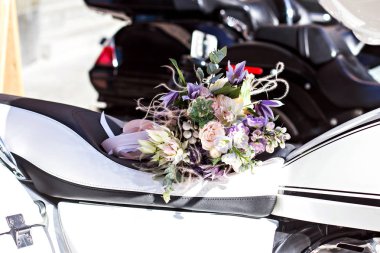 Narin çiçekler ile güzel bir buket. Pembe-beyaz-mor buket. Kadın elinde gelin buketi