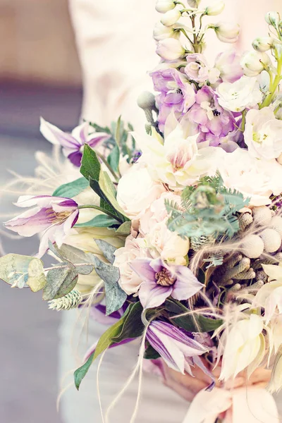 美丽的花束与精致的花朵 粉红白色紫色花束 女性手中的新娘花束 — 图库照片