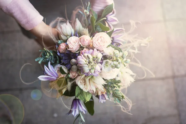 美丽的花束与精致的花朵 粉红白色紫色花束 女性手中的新娘花束 — 图库照片