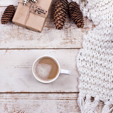 Hediye, koni, hediye, kahve, kakao. Noel, yeni yıl geçmişi. Bir kadının eli bardağı tutar. Kış, yeni yıl, Noel durgun hayat. 