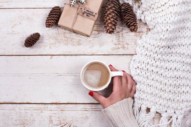 Hediye, koni, hediye, kahve, kakao. Noel, yeni yıl geçmişi. Bir kadının eli bardağı tutar. Kış, yeni yıl, Noel durgun hayat. 