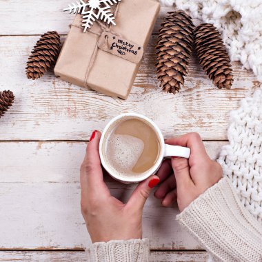 Hediye, koni, hediye, kahve, kakao. Noel, yeni yıl geçmişi. Bir kadının eli bardağı tutar. Kış, yeni yıl, Noel durgun hayat. 