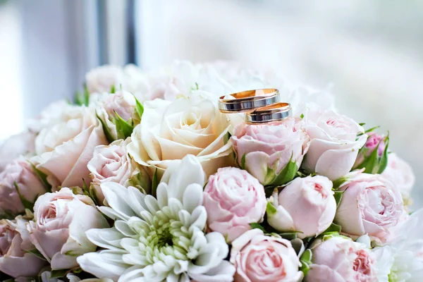 Svatební Kytice Růžemi Snubní Prsteny — Stock fotografie