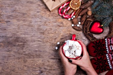Hediye, koni, hediye, kahve, kakao. Noel, yeni yıl geçmişi. Bir kadının eli bardağı tutar. Kış, yeni yıl, Noel durgun hayat. 