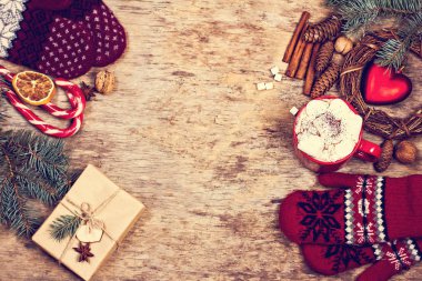 Hediye, koni, hediye, kahve, kakao. Noel, yeni yıl geçmişi. Bir kadının eli bardağı tutar. Kış, yeni yıl, Noel durgun hayat. 