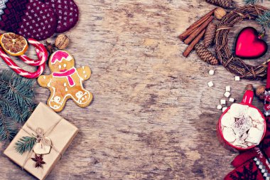 Hediye, koni, hediye, kahve, kakao. Noel, yeni yıl geçmişi. Bir kadının eli bardağı tutar. Kış, yeni yıl, Noel durgun hayat. 