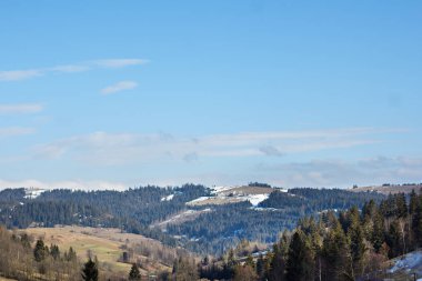 Kış dağ manzarası. Kar dağlarda. İlk kar dağlarda. Karpat Dağları'nda ilk buz kaplı dağ çayır üzerinde Alacakaranlık.