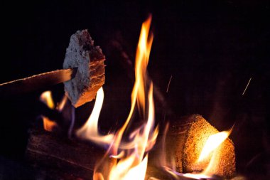 Evde rahat bir şöminede yanan odun. Burns Şöminede ateş. Kış ve Yılbaşı tatil kavramı.