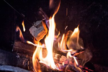 Evde rahat bir şöminede yanan odun. Burns Şöminede ateş. Kış ve Yılbaşı tatil kavramı.