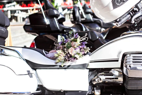 Narin çiçekler ile güzel bir buket. Pembe-beyaz-mor buket. Kadın elinde gelin buketi