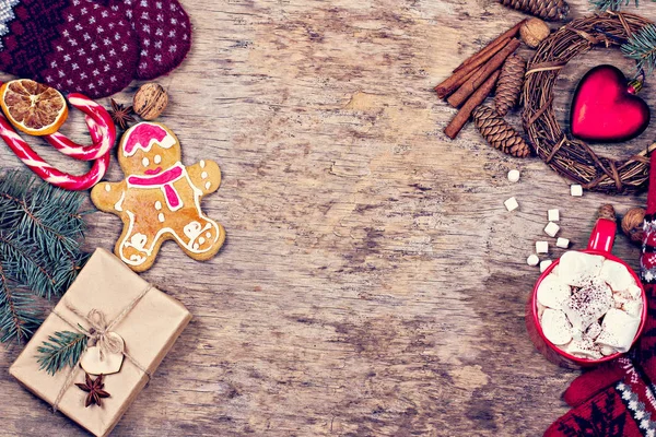 Hediye, koni, hediye, kahve, kakao. Noel, yeni yıl geçmişi. Bir kadının eli bardağı tutar. Kış, yeni yıl, Noel durgun hayat. 