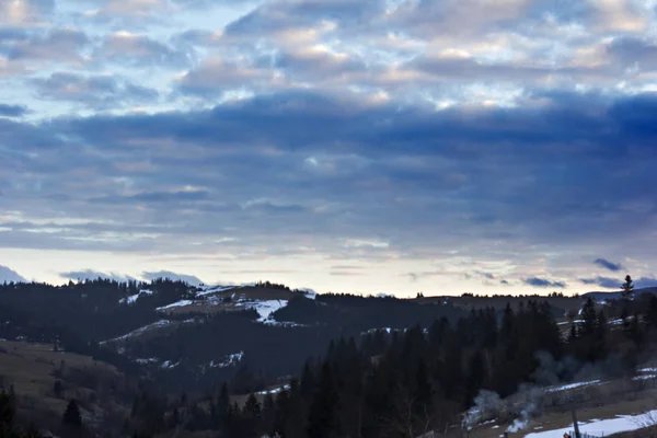 Inverno Paisagem Montanhosa Montanhas Neve Primeira Neve Nas Montanhas Crepúsculo — Fotografia de Stock