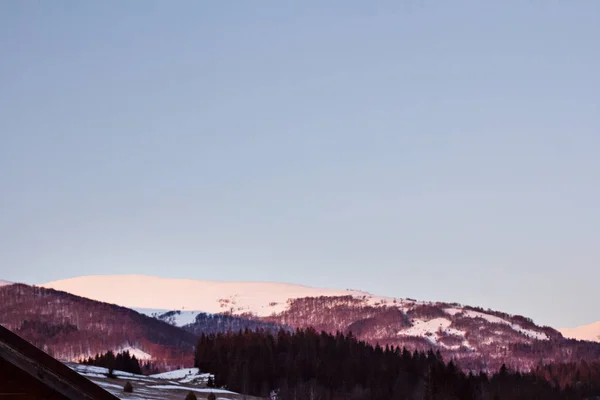 Inverno Paisagem Montanhosa Montanhas Neve Primeira Neve Nas Montanhas Crepúsculo — Fotografia de Stock