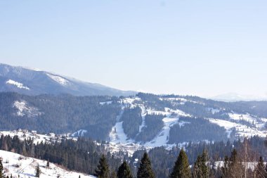 Kış dağ manzarası. Kar dağlarda. İlk kar dağlarda. Karpat Dağları'nda ilk buz kaplı dağ çayır üzerinde Alacakaranlık.