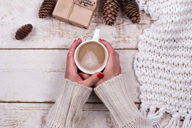 Hediye, koni, hediye, kahve, kakao. Noel, yeni yıl geçmişi. Bir kadının eli bardağı tutar. Kış, yeni yıl, Noel durgun hayat. 