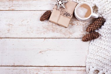 Hediye, koni, hediye, kahve, kakao. Noel, yeni yıl geçmişi. Bir kadının eli bardağı tutar. Kış, yeni yıl, Noel durgun hayat. 