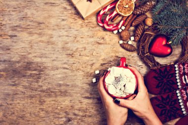 Hediye, koni, hediye, kahve, kakao. Noel, yeni yıl geçmişi. Bir kadının eli bardağı tutar. Kış, yeni yıl, Noel durgun hayat. 