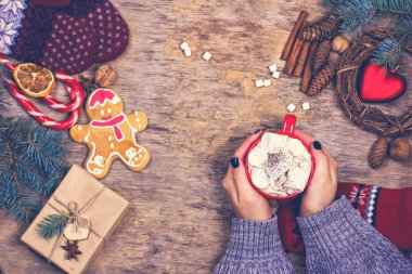 Hediye, koni, hediye, kahve, kakao. Noel, yeni yıl geçmişi. Bir kadının eli bardağı tutar. Kış, yeni yıl, Noel durgun hayat. 