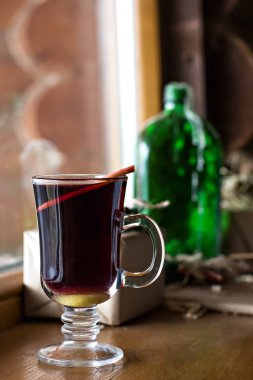 Mulled şarap güzel bir cam. Kış ısınma içki. Ahşap masa üzerinde sıcak mulled şarap. 